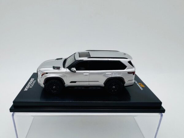 CM MODEL 1:64 TOYOTA SEQUOIA SILVER - Imagen 3