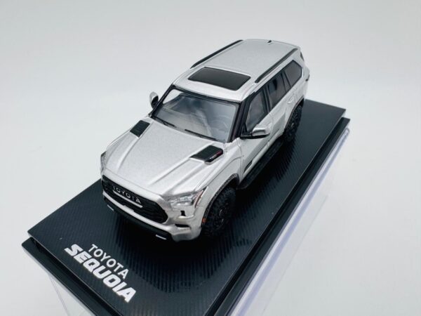 CM MODEL 1:64 TOYOTA SEQUOIA SILVER - Imagen 4