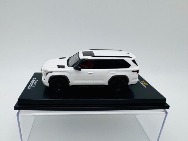 CM MODEL 1:64 TOYOTA SEQUOIA PEARL WHITE - Imagen 4