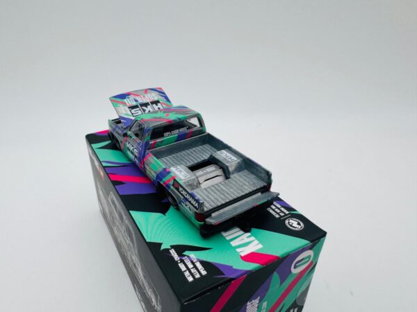 MINI GT 1:64 CHEVROLET SILVERADO KAIDO HKS V1 174  CHASE  NOVEDAD - Imagen 4