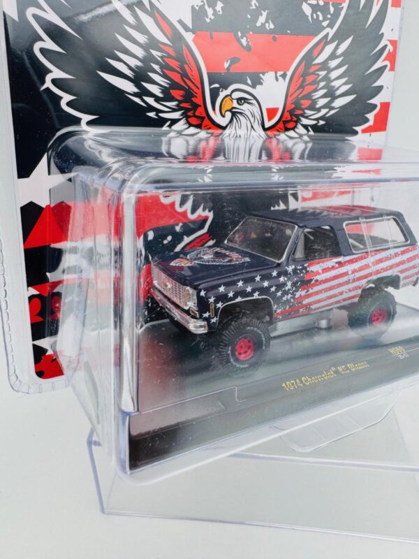 M2 MACHINES 1:64 CHEVROLET K5 BLAZER 1974 IRON EAGLE - Imagen 2