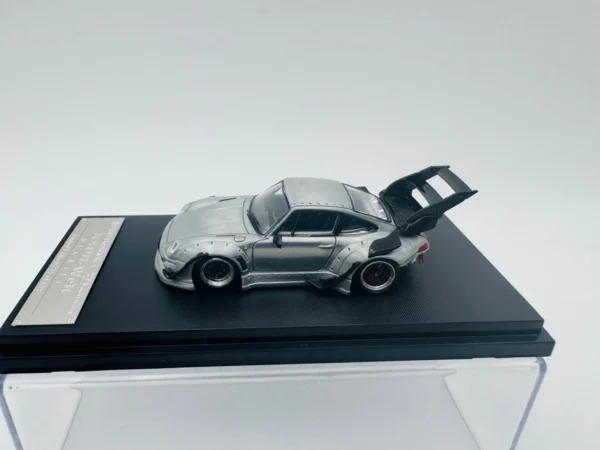 STREET WEAPON 1:64 PORCHE RWB 993 RAW VANSHED ALLOY COLOR - Imagen 3