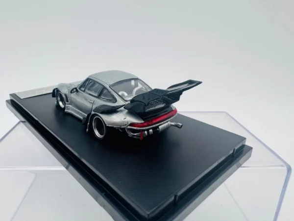 STREET WEAPON 1:64 PORCHE RWB 993 RAW VANSHED ALLOY COLOR - Imagen 4