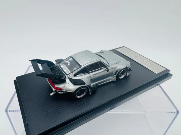 STREET WEAPON 1:64 PORCHE RWB 993 RAW VANSHED ALLOY COLOR - Imagen 5