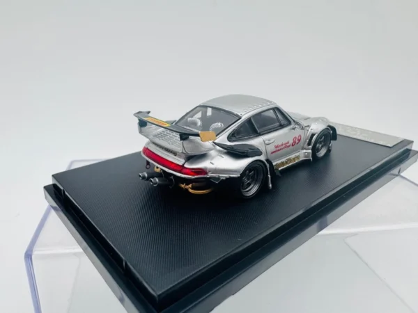 STREET WEAPON 1:64 PORCHE RWB 993 HEAVENLY LOWER TAIL - Imagen 4