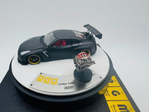 PGM 1:64 NISSAN ROCKET BUNNY R35 MATTE BLACK LUXURY - Imagen 3