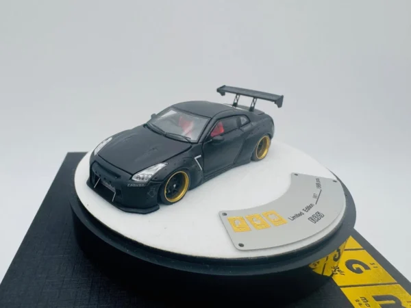 PGM 1:64 NISSAN ROCKET BUNNY R35 MATTE BLACK LUXURY - Imagen 9