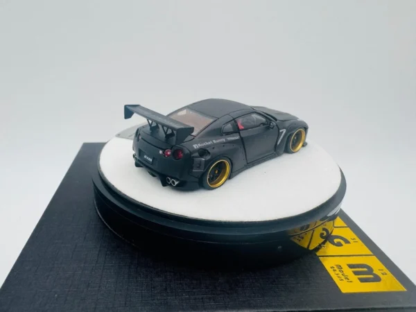 PGM 1:64 NISSAN ROCKET BUNNY R35 MATTE BLACK LUXURY - Imagen 8