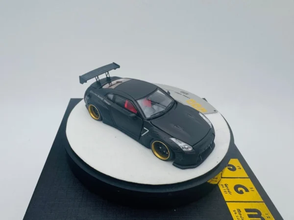 PGM 1:64 NISSAN ROCKET BUNNY R35 MATTE BLACK LUXURY - Imagen 7