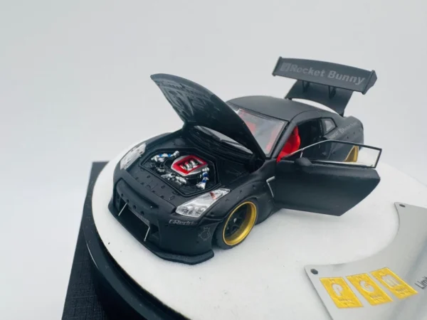 PGM 1:64 NISSAN ROCKET BUNNY R35 MATTE BLACK LUXURY - Imagen 4