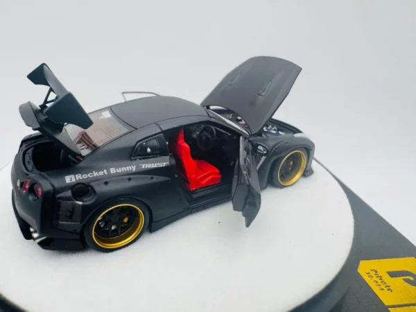 PGM 1:64 NISSAN ROCKET BUNNY R35 MATTE BLACK LUXURY - Imagen 5