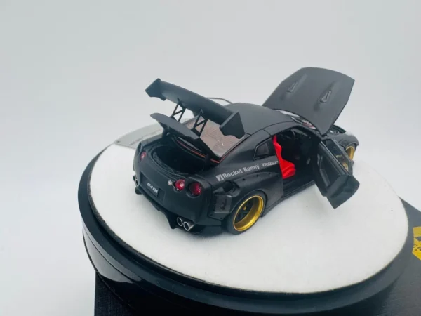 PGM 1:64 NISSAN ROCKET BUNNY R35 MATTE BLACK LUXURY - Imagen 6