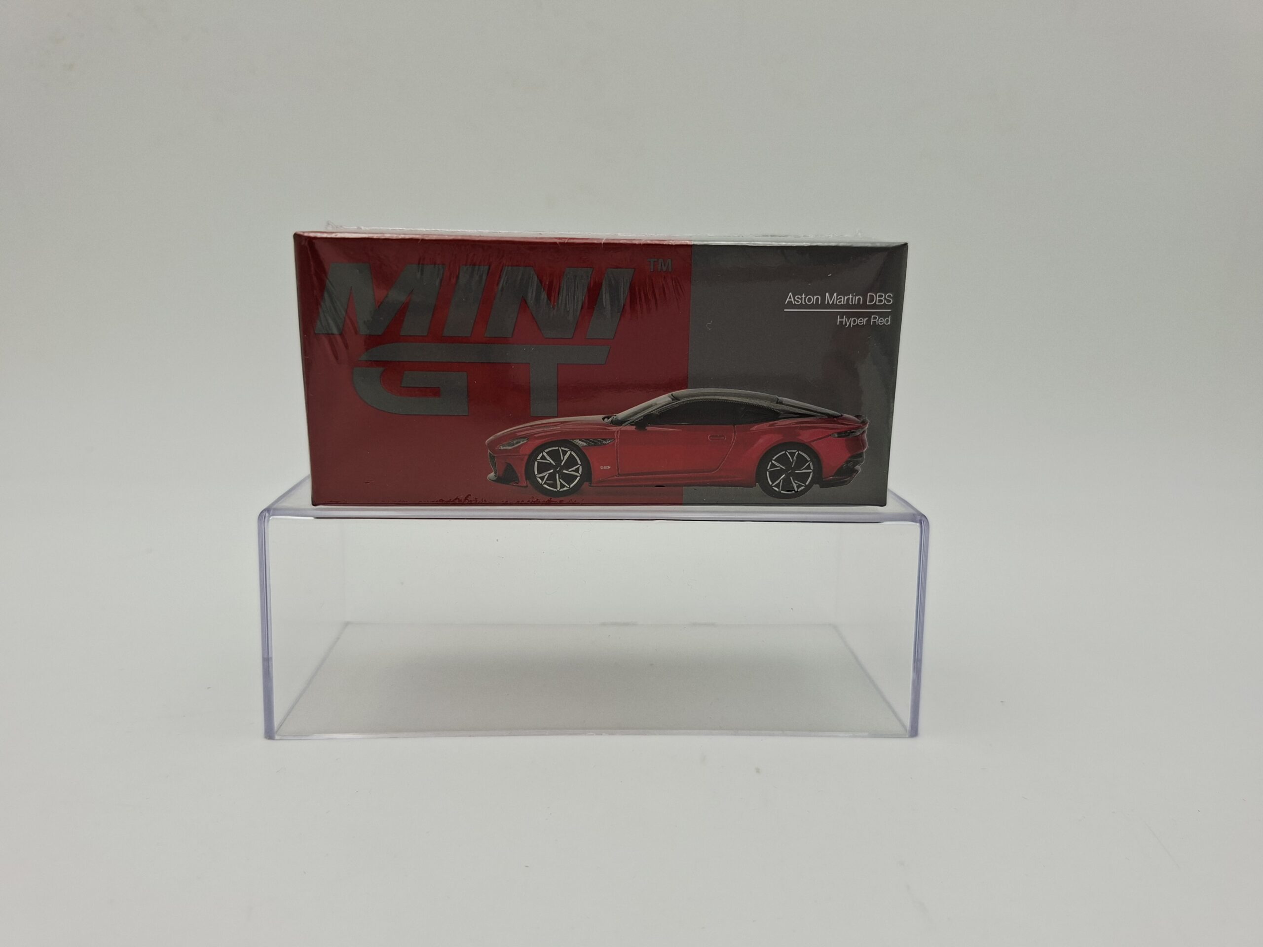 MINI GT 1:64 ASTON MARTIN DBS HYPER RED NOVEDAD
