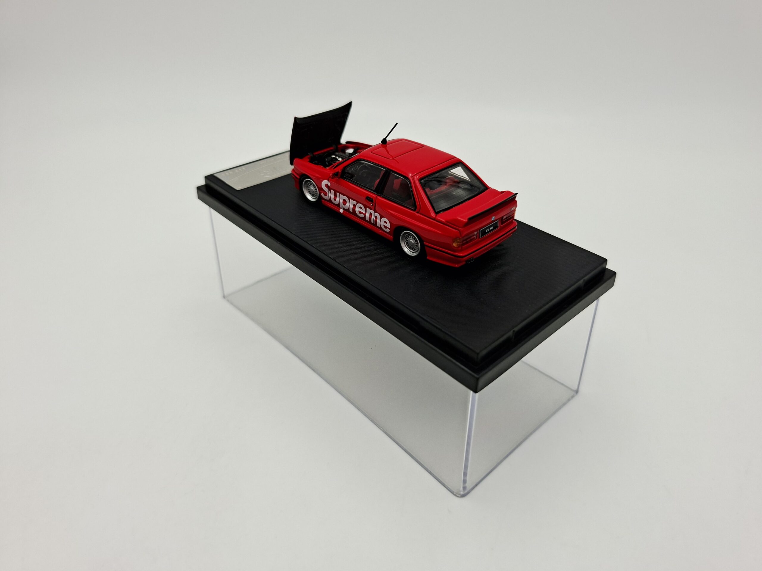 ORIGINAL MODEL 1:64 BMW M3 E30 SUPREME NOVEDAD – Image 2