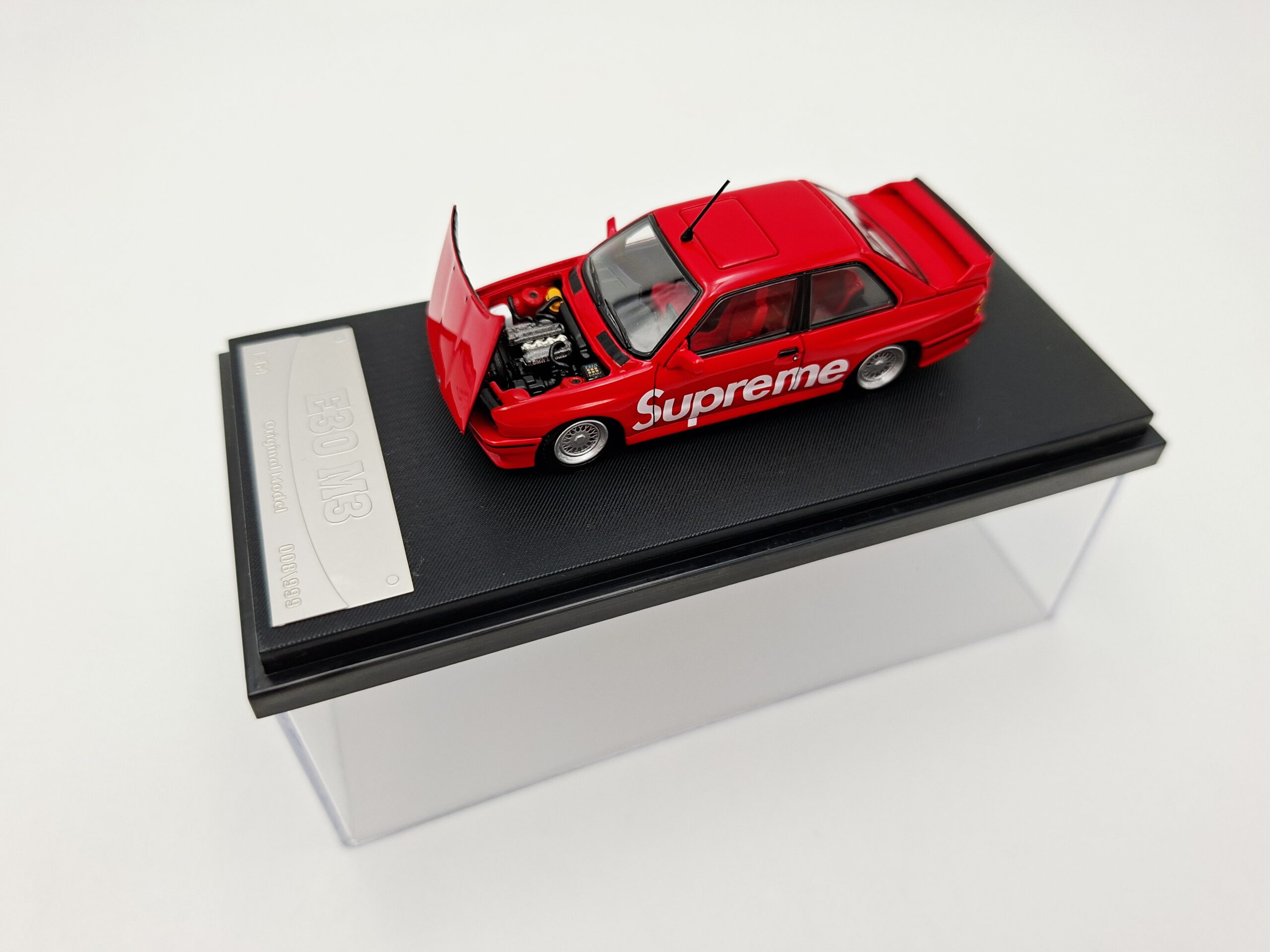 ORIGINAL MODEL 1:64 BMW M3 E30 SUPREME NOVEDAD – Image 3