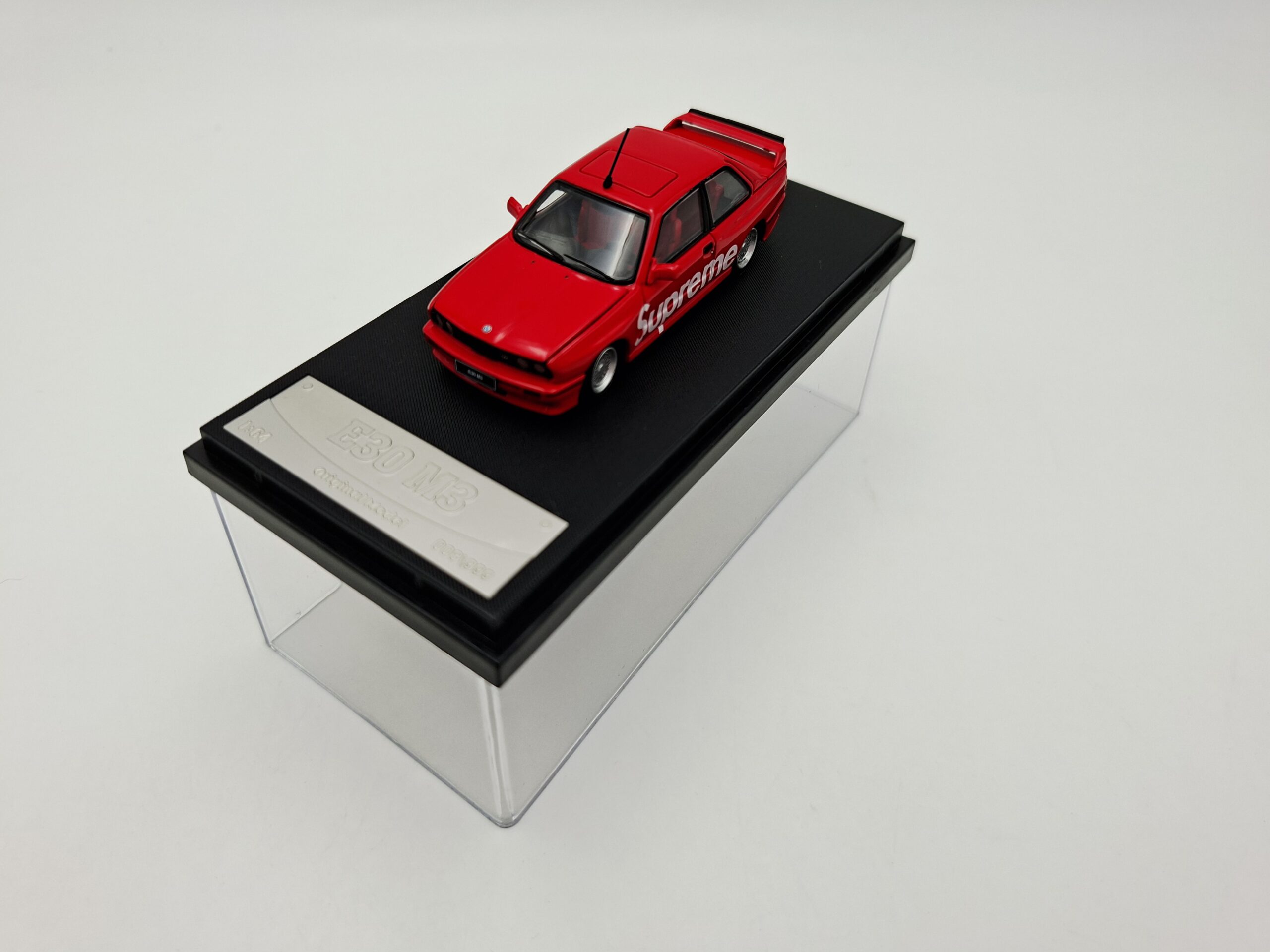 ORIGINAL MODEL 1:64 BMW M3 E30 SUPREME NOVEDAD – Image 4