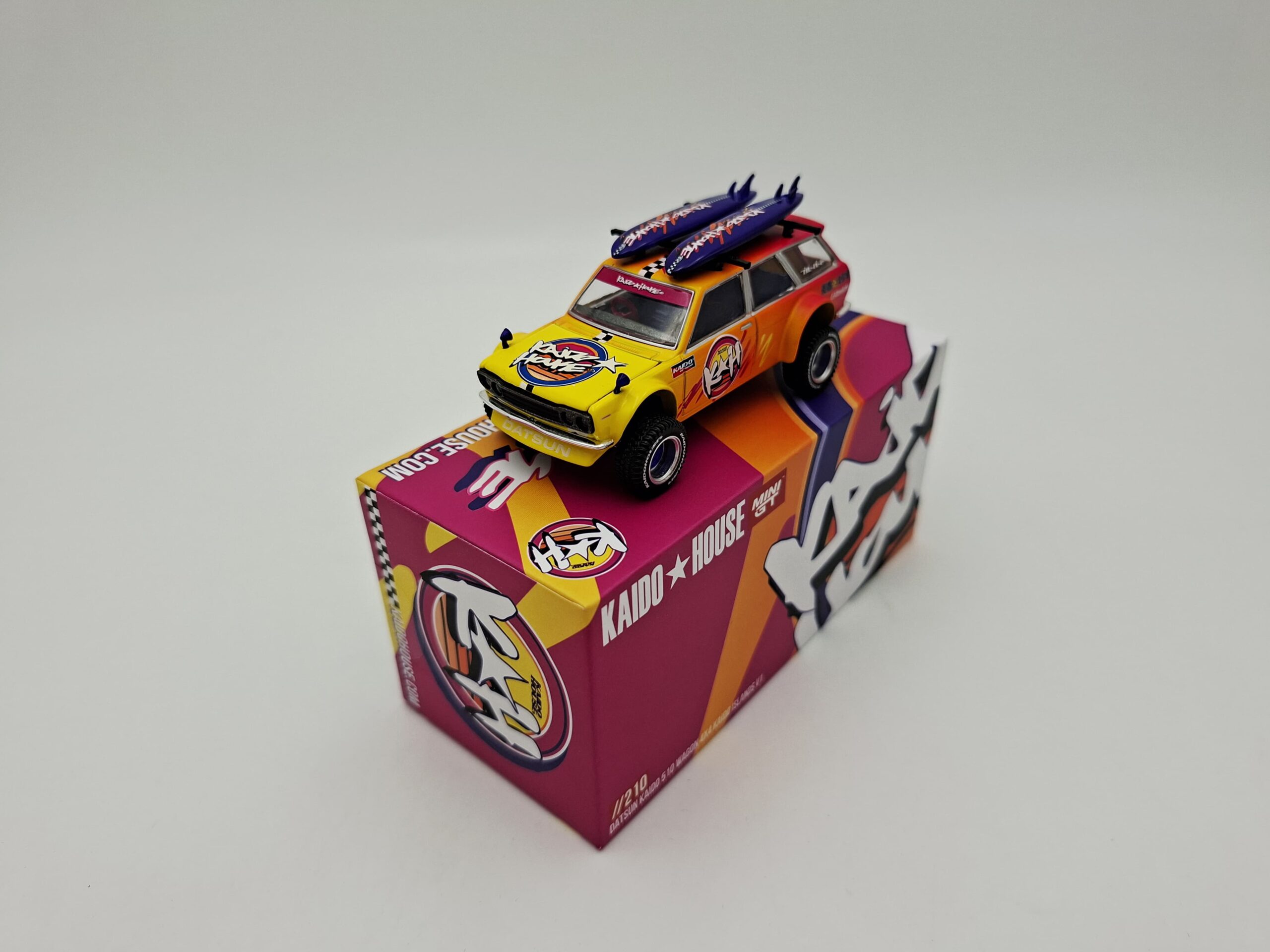 MINI GT 1:64 DATSUN KAIDO 510 WAGON 4X4 KAIDO ISLANDS V1 NOVEDAD - Image 4