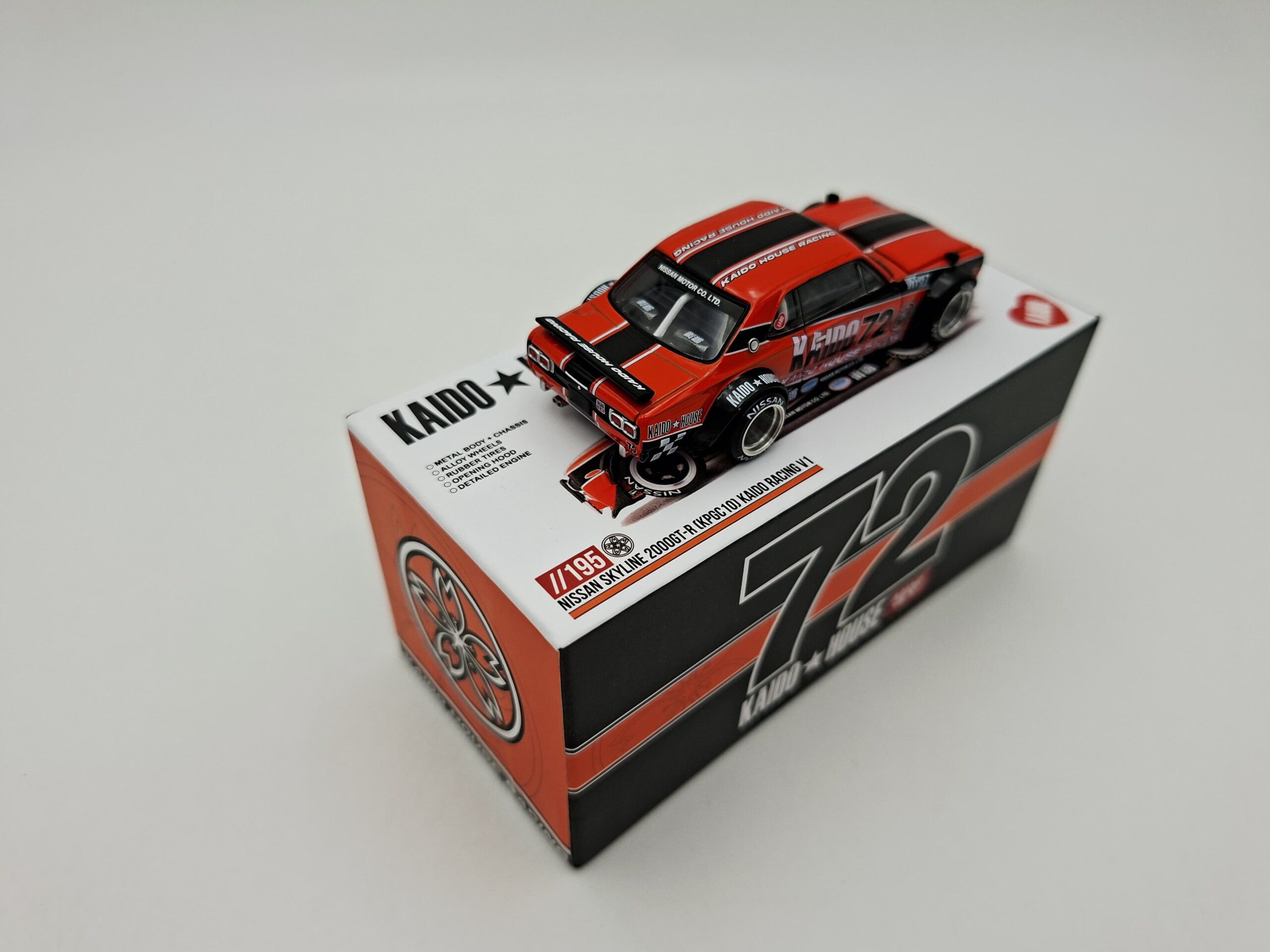 MINI GT 1:64 NISSAN SKYLINE 2000GT R KPGC 10 KAIDO RACING V1 NOVEDAD - Image 3