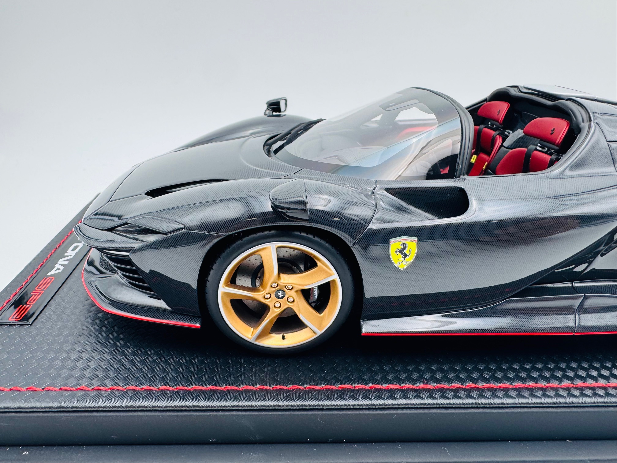 MR 1:18 FERRARI DAYTONA SP3 FULL CARBON - Image 3