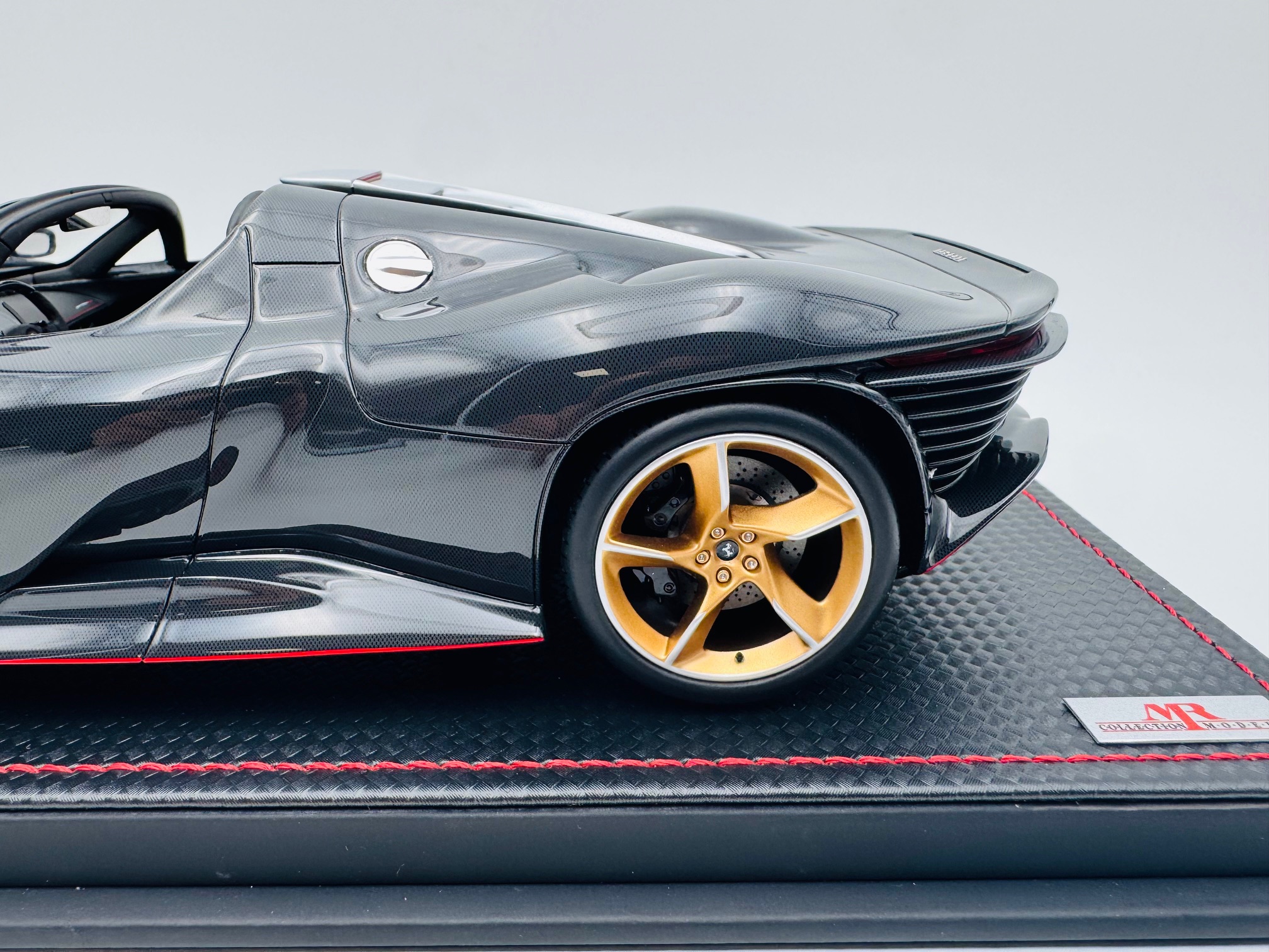 MR 1:18 FERRARI DAYTONA SP3 FULL CARBON - Image 4