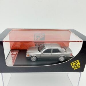 DCM 1:64 MERCEDES BENZ 500E GRAY SILVER