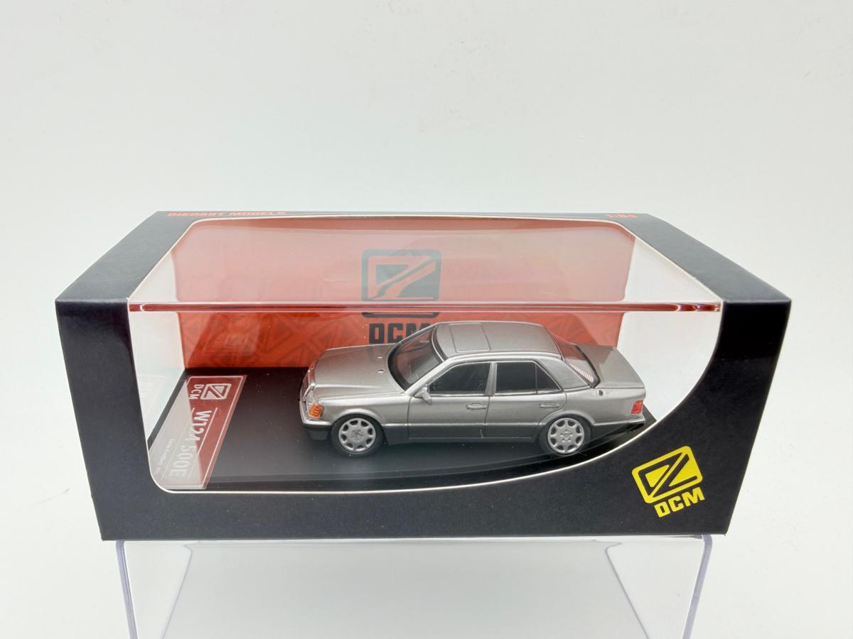 DCM 1:64 MERCEDES BENZ 500E GRAY SILVER