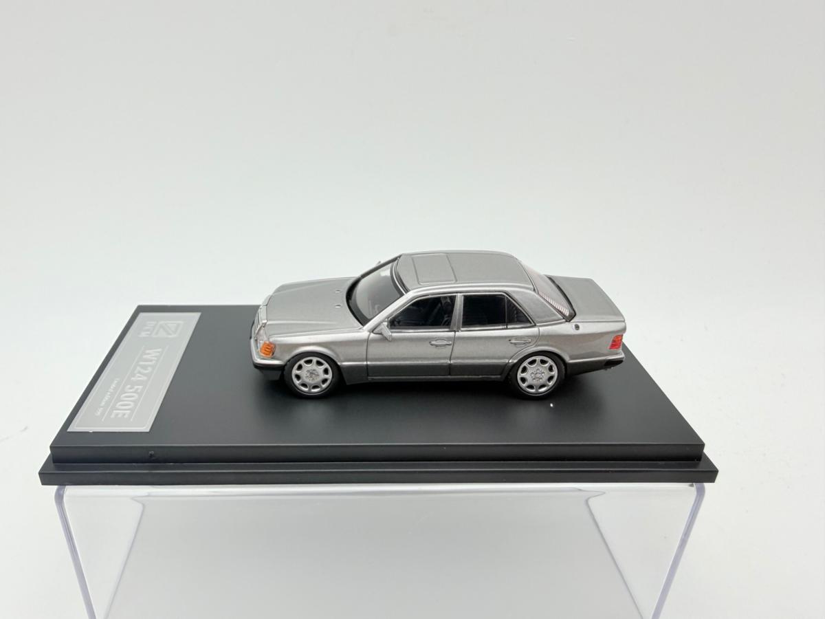 DCM 1:64 MERCEDES BENZ 500E GRAY SILVER - Imagen 2