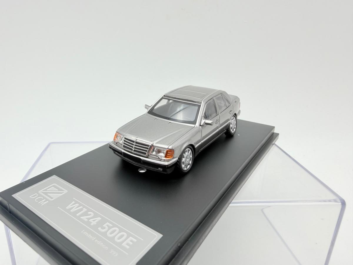 DCM 1:64 MERCEDES BENZ 500E GRAY SILVER - Imagen 3