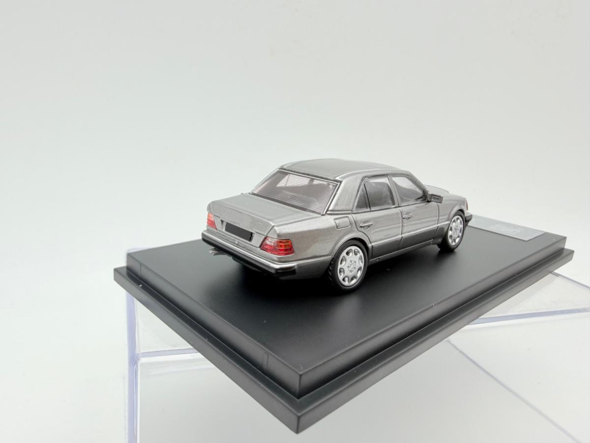 DCM 1:64 MERCEDES BENZ 500E GRAY SILVER - Imagen 4