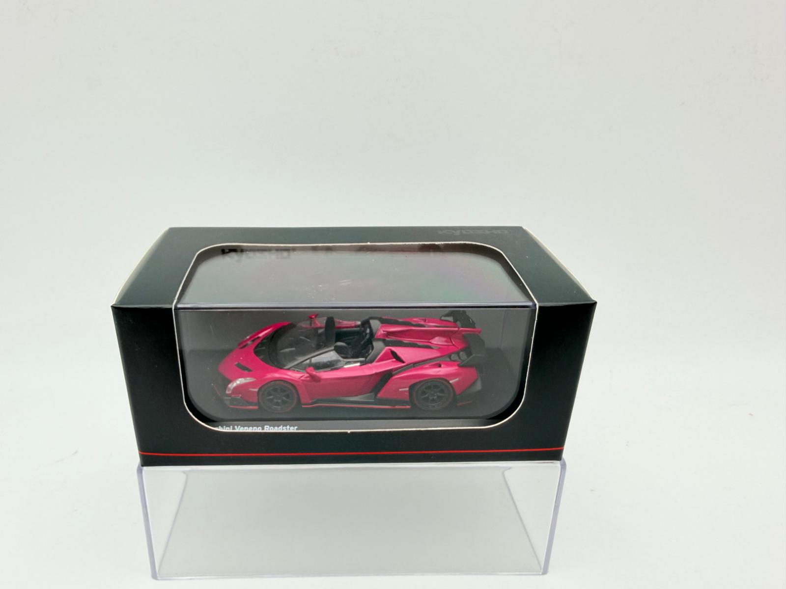 KYOSHO 1:64 LAMBORGHINI VENENO ROADSTER MAGENTA - Imagen 4